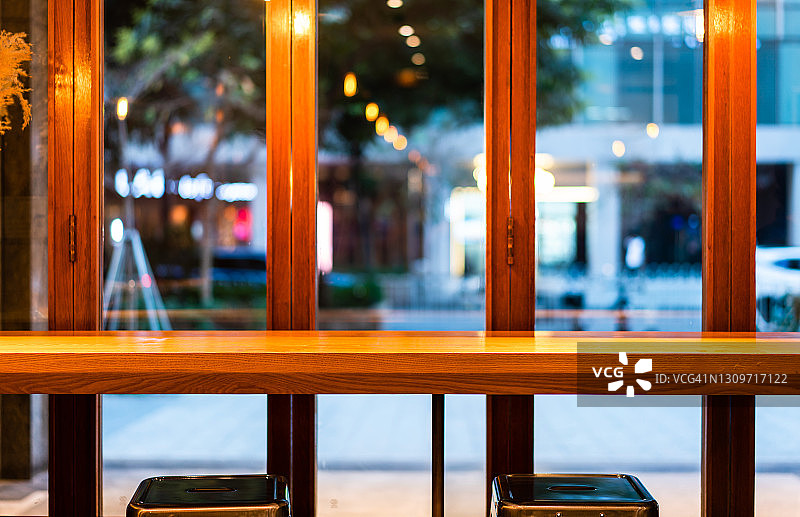 餐厅的桌子和窗户图片素材