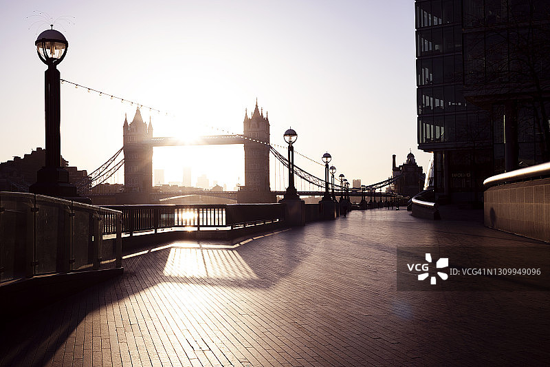 日出时的伦敦塔桥和泰晤士河岸边图片素材