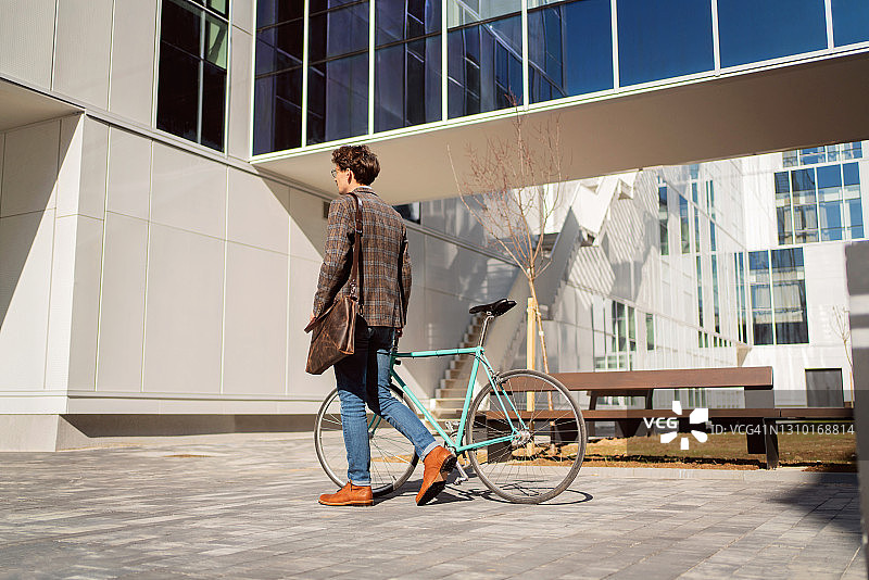 骑自行车上班的时尚商人图片素材