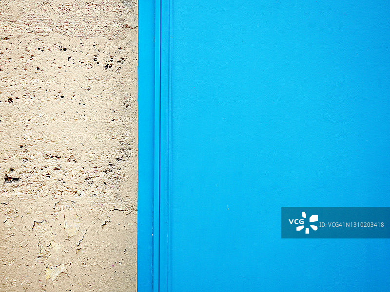 巴黎的一幢建筑的石墙和蓝色面板图片素材