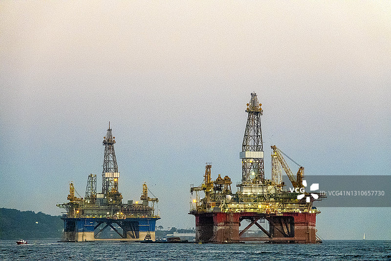 瓜纳巴拉湾的两个石油平台图片素材