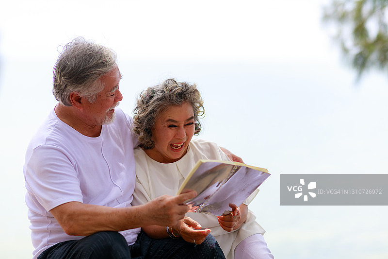 快乐的老年退休老两口在一起读书的同时玩得开心。图片素材