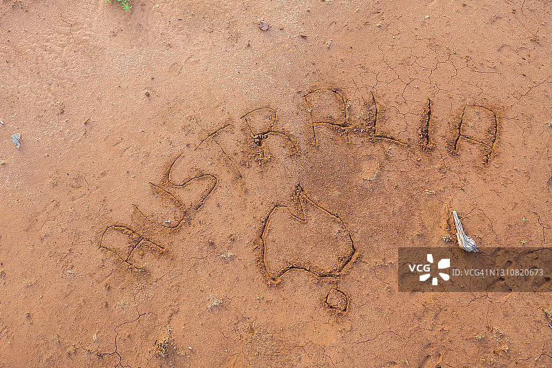 无人机用“澳大利亚”的字样写在澳大利亚内陆的红土上，并绘制了一幅粗略的澳大利亚地图图片素材