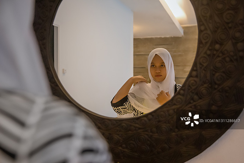 年轻的印尼妇女为开斋节穿衣服图片素材