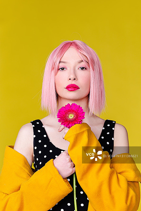 时尚的粉红色头发的女人拿着花图片素材