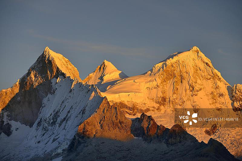 秘鲁云盖省的布兰卡山脉，日出时闪闪发光的内华达璜多山脉图片素材