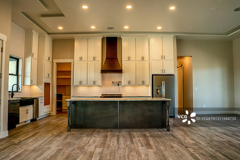 新建造的单户开放式概念住宅的厨房内部图片素材