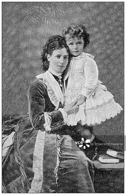 古董黑白照片:俄罗斯的尼古拉斯二世，与母亲玛丽亚·费奥多罗夫娜的孩子(丹麦的达格玛)图片素材