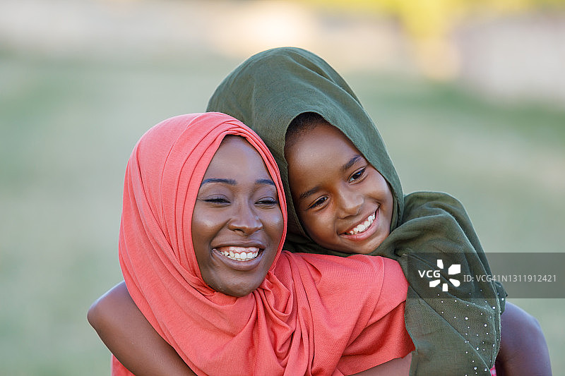 穆斯林母亲与女儿之间的爱的情感。图片素材