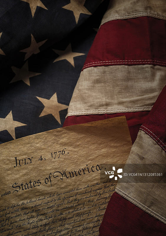对美国国旗上的独立宣言的特写图片素材