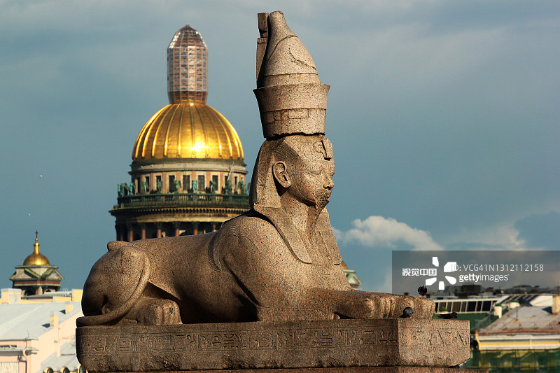 俄罗斯圣彼得堡- 2017年7月4日:以圣艾萨克大教堂为背景的底比斯大学的古埃及狮身人面像。图片素材
