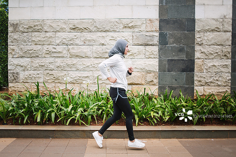 印尼女运动员在早上慢跑图片素材