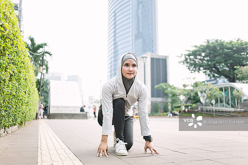 印尼女运动员做运动图片素材