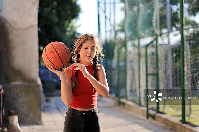 小女孩在户外打篮球图片素材