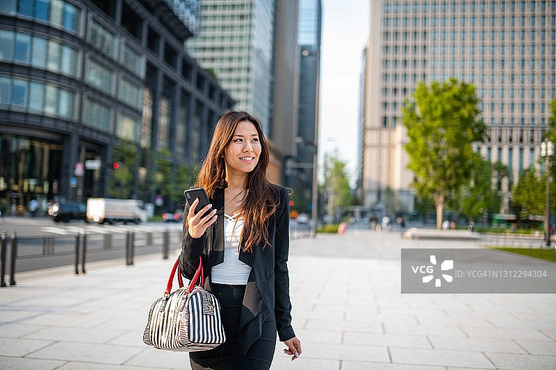 雄心勃勃的亚洲中年女性公司短信图片素材