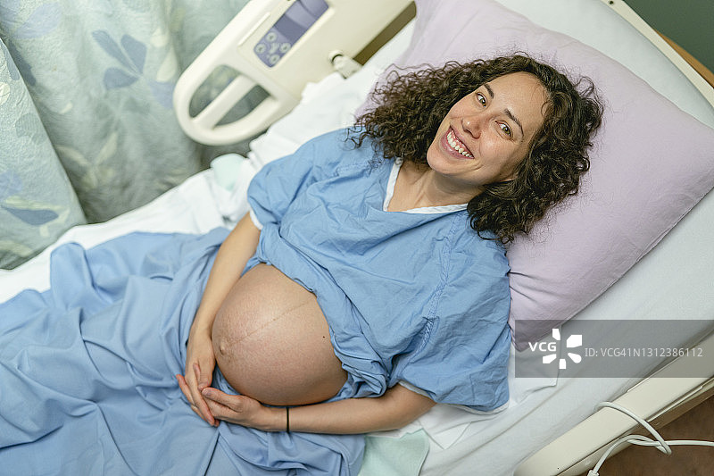 孕妇在医院对着镜头微笑图片素材