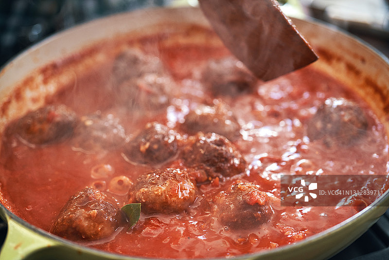 用平底锅准备番茄肉丸图片素材