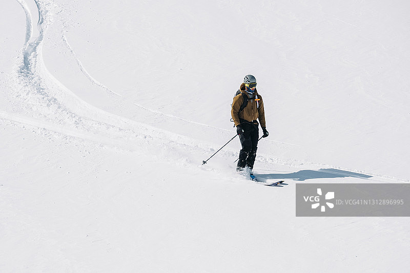 男滑雪者在冰川上滑新雪图片素材
