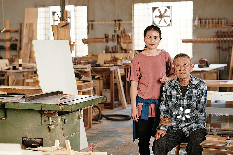 木匠和他的女儿图片素材