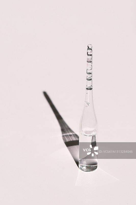 单色透明玻璃安瓿，粉彩背景图片素材