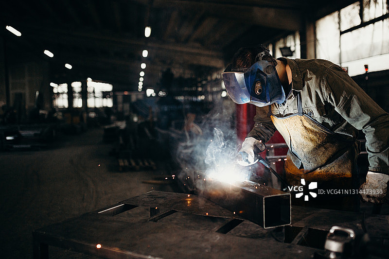焊工在工厂工作图片素材