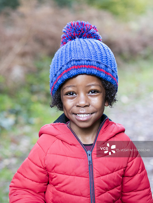 在森林里微笑的小男孩的特写肖像图片素材