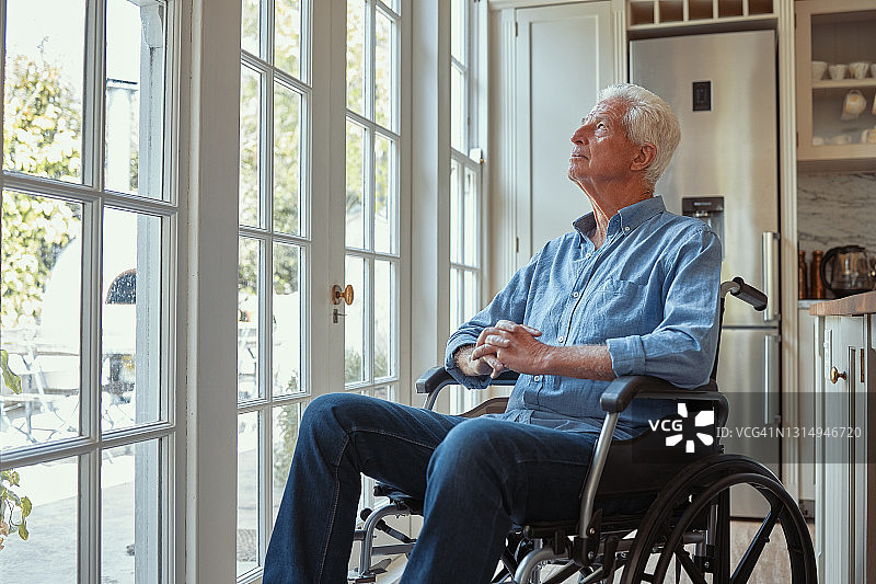 一个坐在轮椅上的老人的剪发镜头图片素材