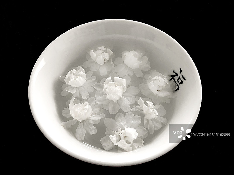白樱桃在一个白色的碗里的水图片素材