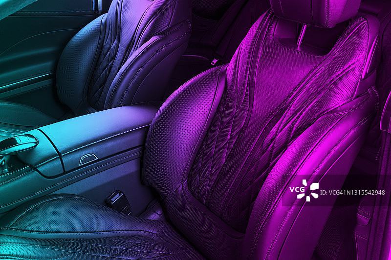 现代豪华车内。豪华现代汽车内部的蓝色和粉色调。舒适的真皮座椅。Perforarated皮革。现代汽车内饰。汽车内部图片素材