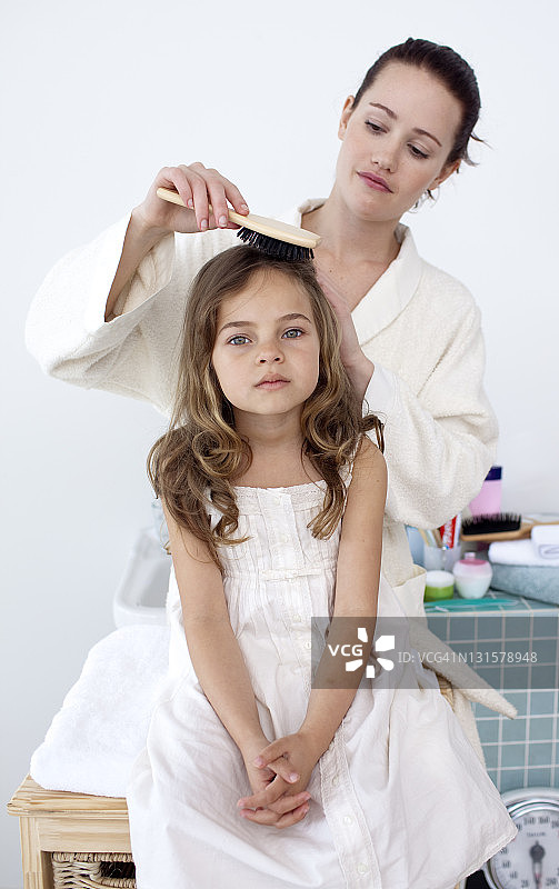 母亲在梳理女儿的头发图片素材
