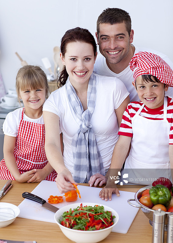 家庭在厨房切五颜六色的辣椒图片素材