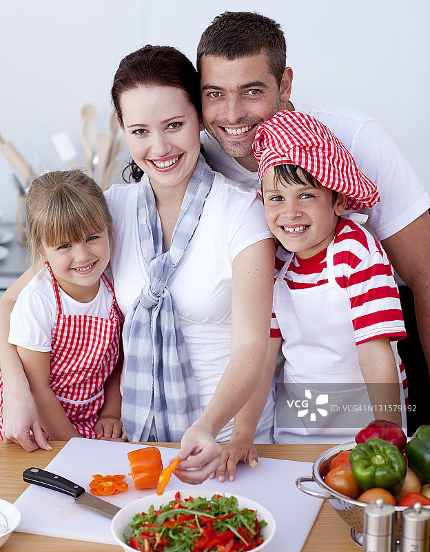 家庭在厨房切五颜六色的蔬菜图片素材