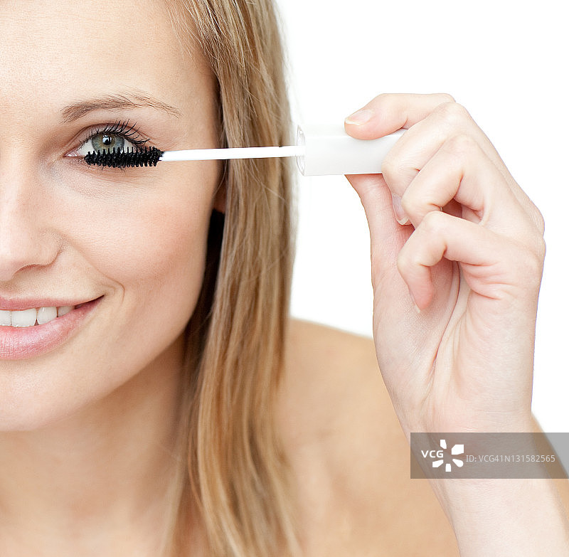 一个女人涂睫毛膏的特写图片素材