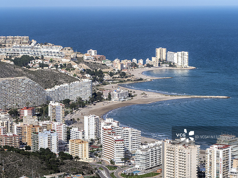 景观，城市和西班牙Cullera海滩的高架景观。图片素材