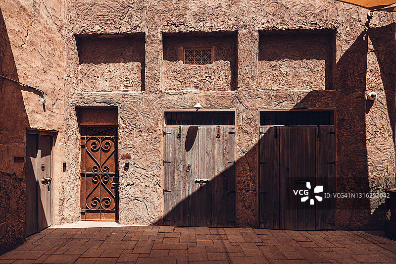 Al Fahidi历史街区传统阿拉伯风格建筑的立面图片素材