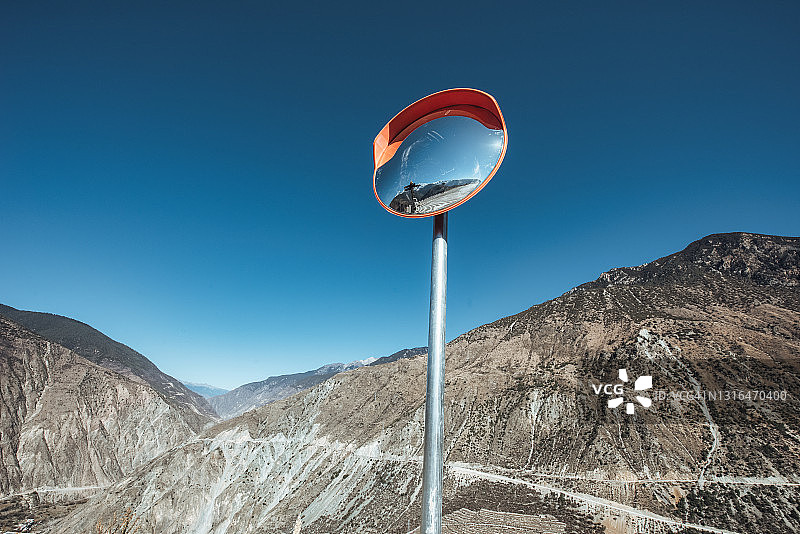 西藏雪山高原上车辆观测镜的反射图片素材