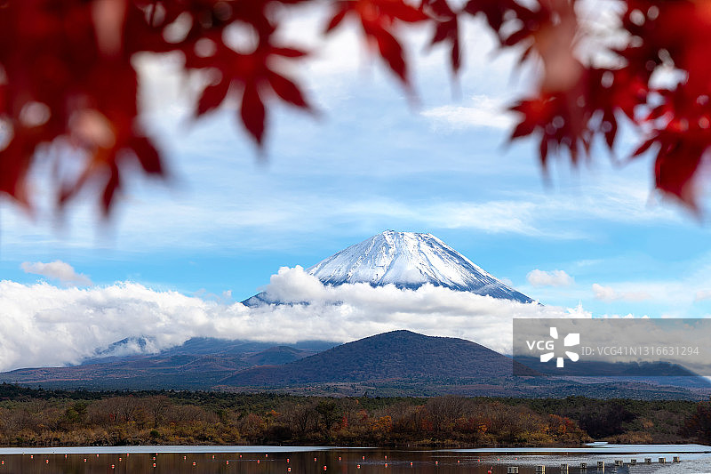 七彩秋色和日本川口千子湖的富士山晨雾和红叶。图片素材