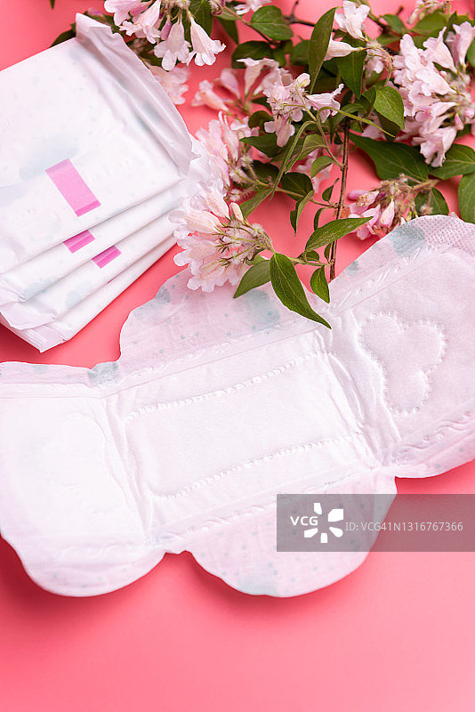 粉色背景的女性卫生巾，女性卫生概念图片素材