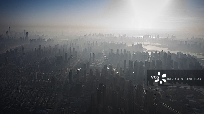 晨雾笼罩武汉的天空图片素材