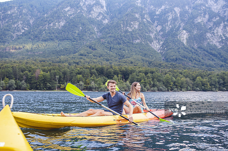 中年夫妇在斯洛文尼亚享受活跃的暑假图片素材