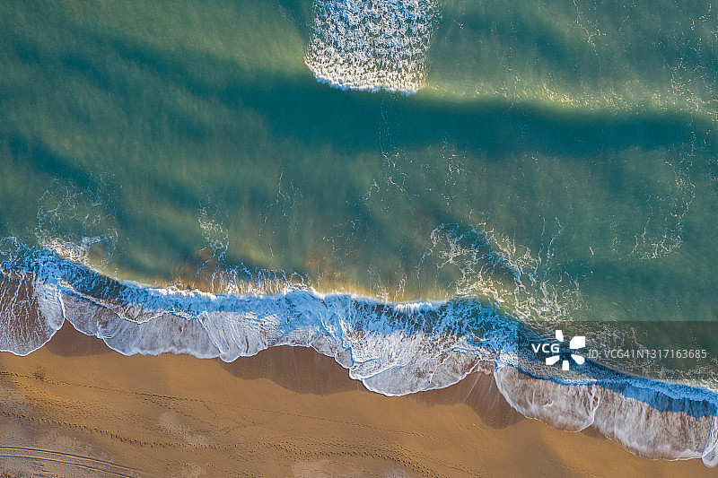 沙滩鸟瞰图，碧绿的海水。图片素材