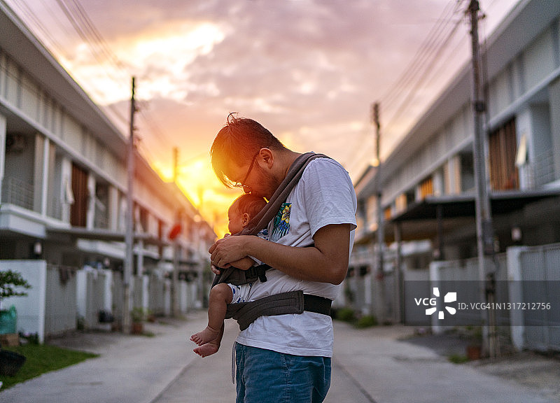 幸福时刻亚洲单身父亲拥抱他的女儿在夕阳天空家庭生活图片素材