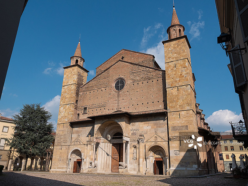 帕尔玛芬登扎的圣多尼诺大教堂，典型的罗马式风格——意大利图片素材