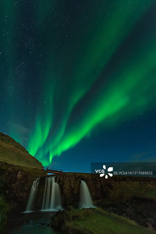 景观充满kp5北极光。冰岛的北极光。Kirkjufell令人惊叹的夜景，风景优美的旅游目的地。绿色的天空满是星星。图片素材
