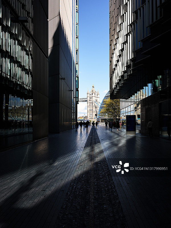 在伦敦摩尔的现代建筑之间的街道图片素材