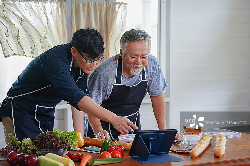 父亲和儿子烹饪根据vdo youtube，父亲和儿子烹饪根据vdo youtube，生活方式家庭亚洲在家图片素材