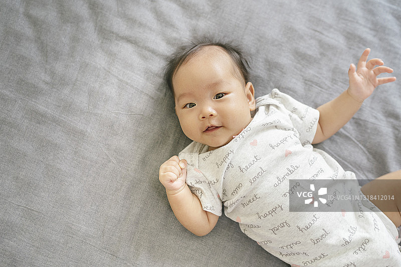 特写肖像可爱的面部表情亚洲新生儿在家图片素材