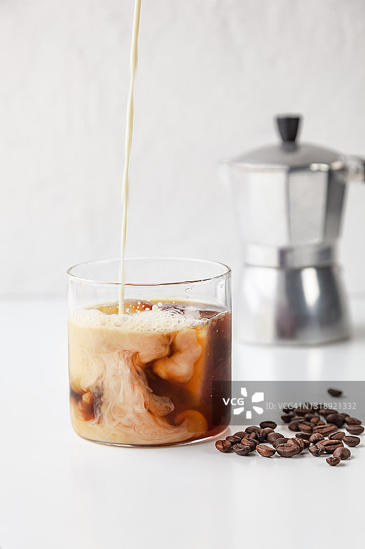 “咖啡”(蛋白质和咖啡)在白色背景的玻璃杯中的特写图片素材