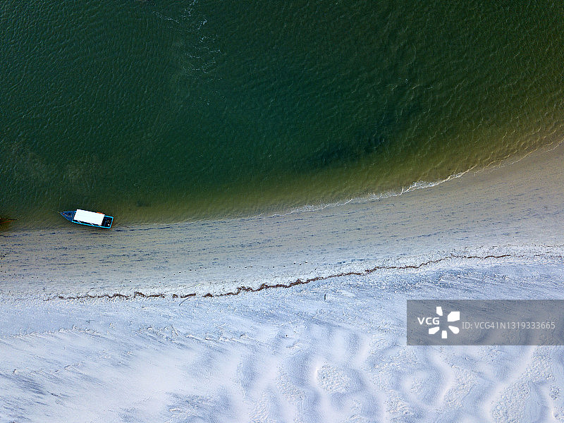 船停泊在清澈的沙滩，北帕拉州，巴西。图片素材