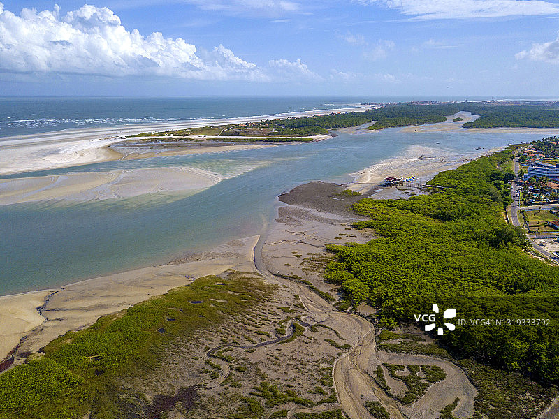 蓬塔杜埃斯帕达特海滩鸟瞰图，萨利纳斯市，帕拉州，巴西图片素材